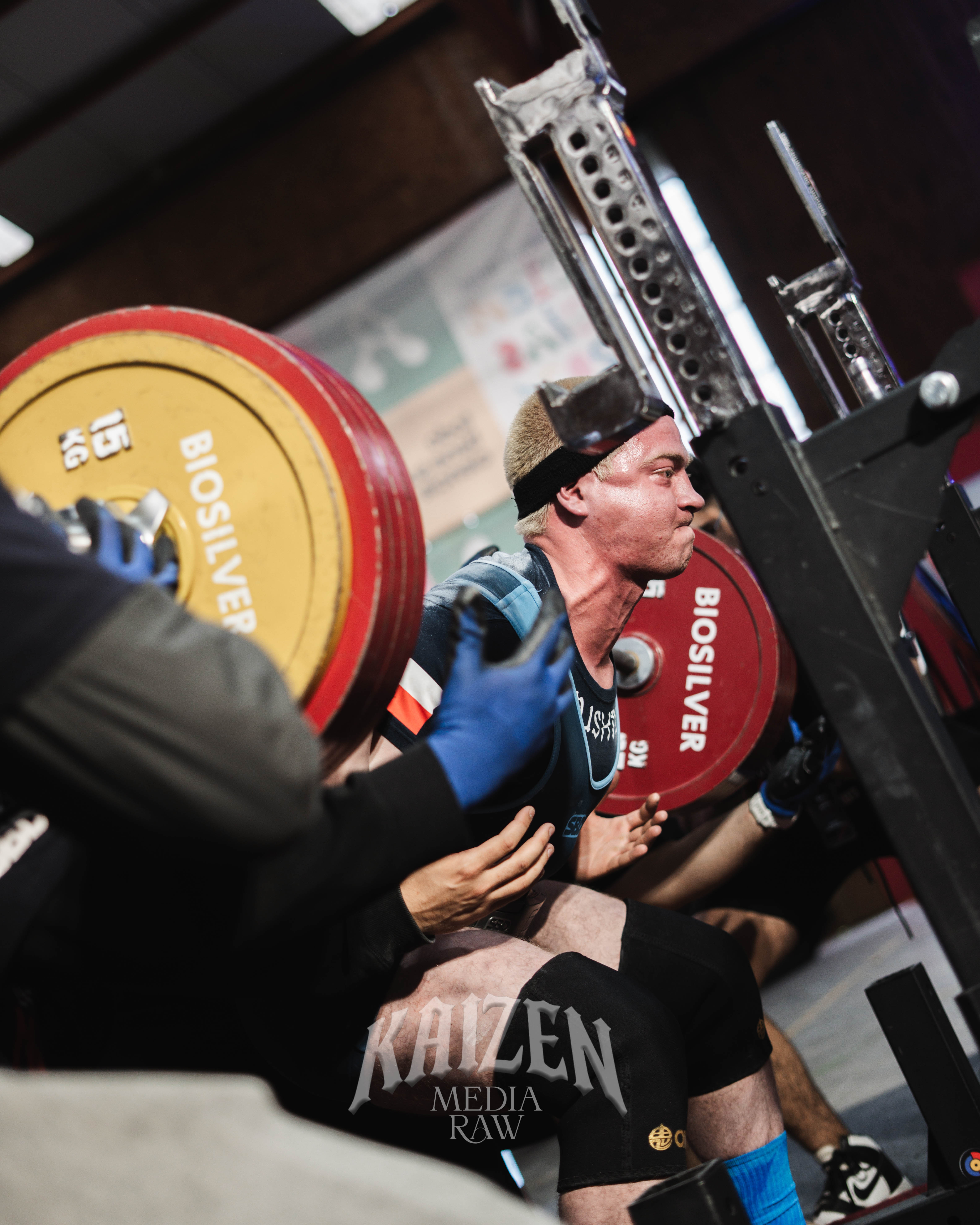 Coche de la marca Derco en un camino de tierra